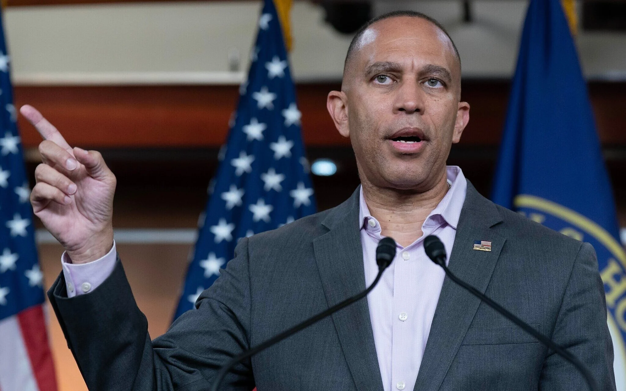 Hakeem Jeffries ne soutiendra pas le texte suspendant l'aide américaine à Israël - The Times of Israël