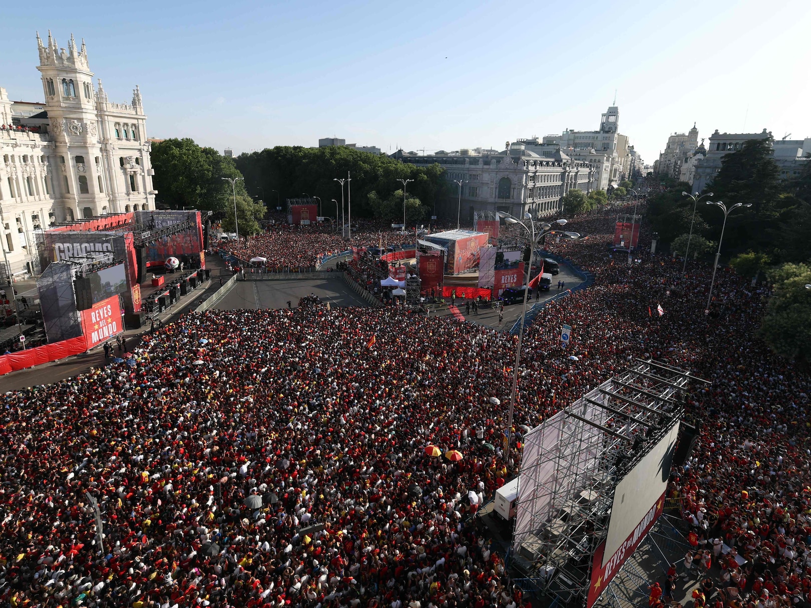 Mondial: les champions du monde défilent dans les rues de Madrid