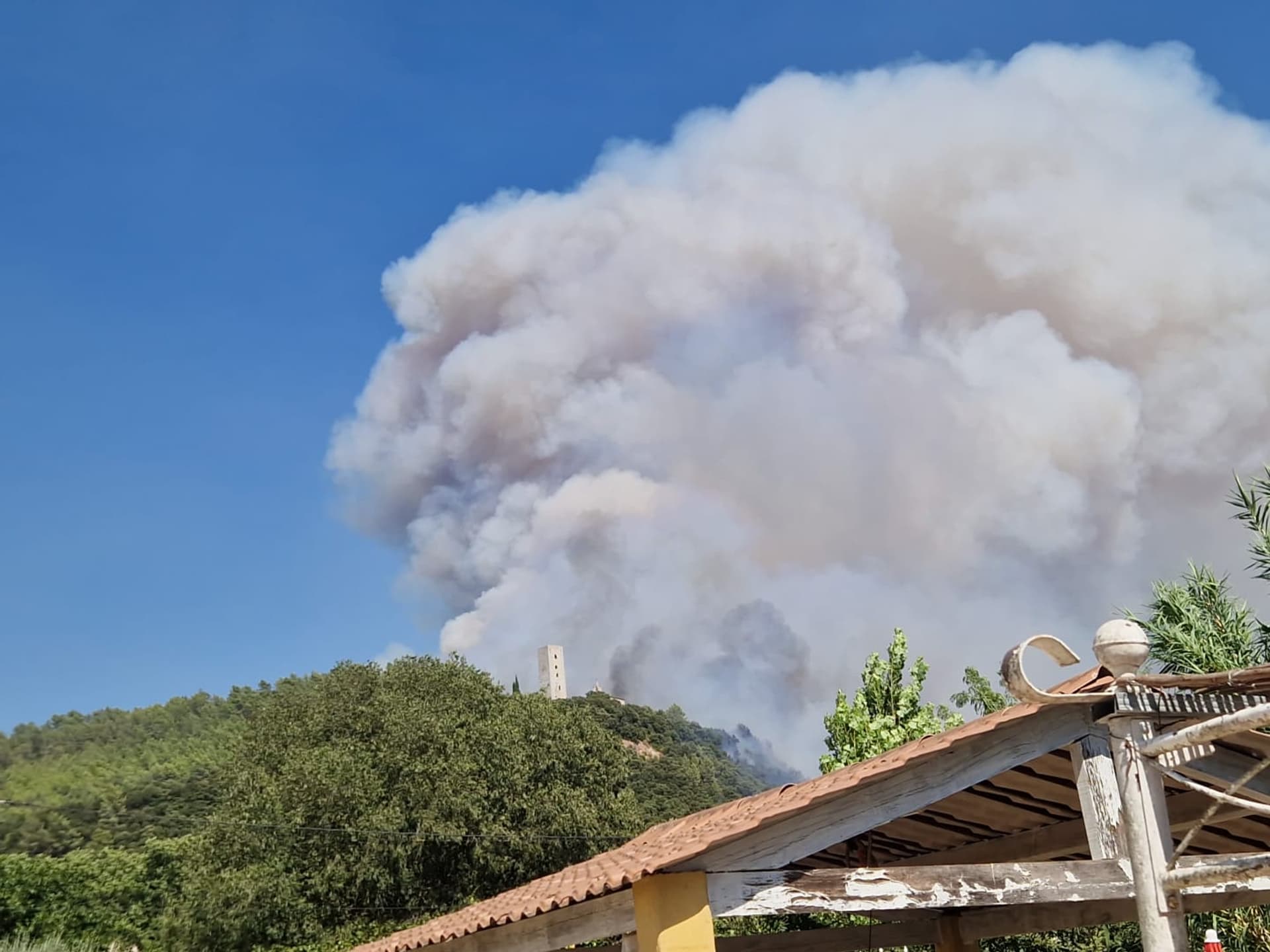 180 hectares brûlés, habitants évacués, 615 pompiers mobilisés... Un important incendie en cours dans le Var