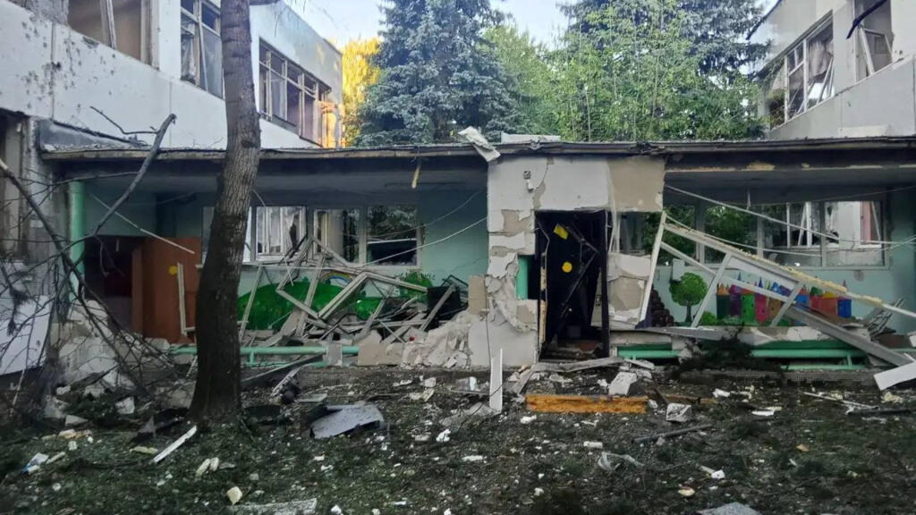 Russie : une attaque de drones ukrainienne contre deux centres logistiques fait au moins huit morts - France 24