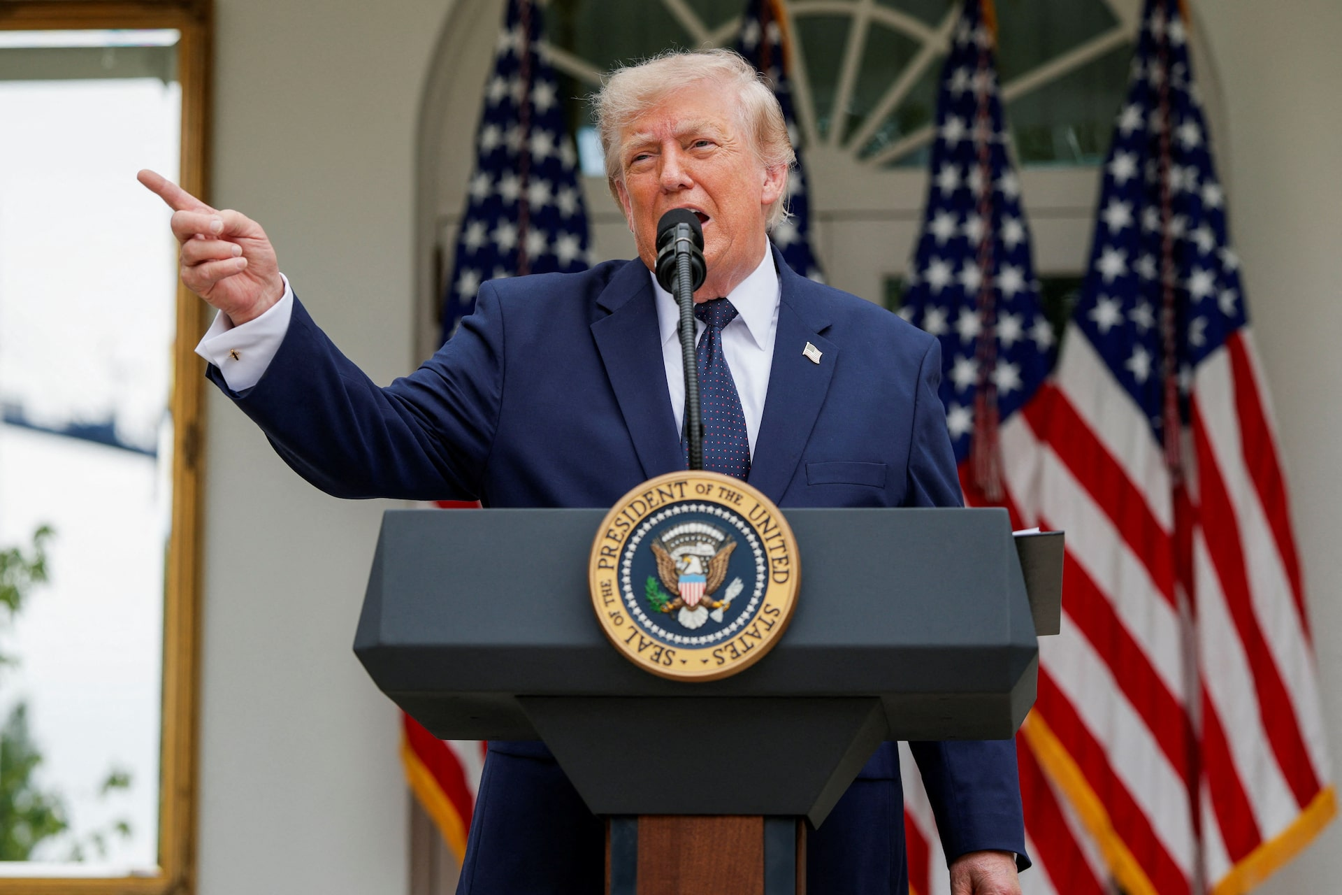 Trump ordonne le blocus des ports iraniens, prévient Houthi.