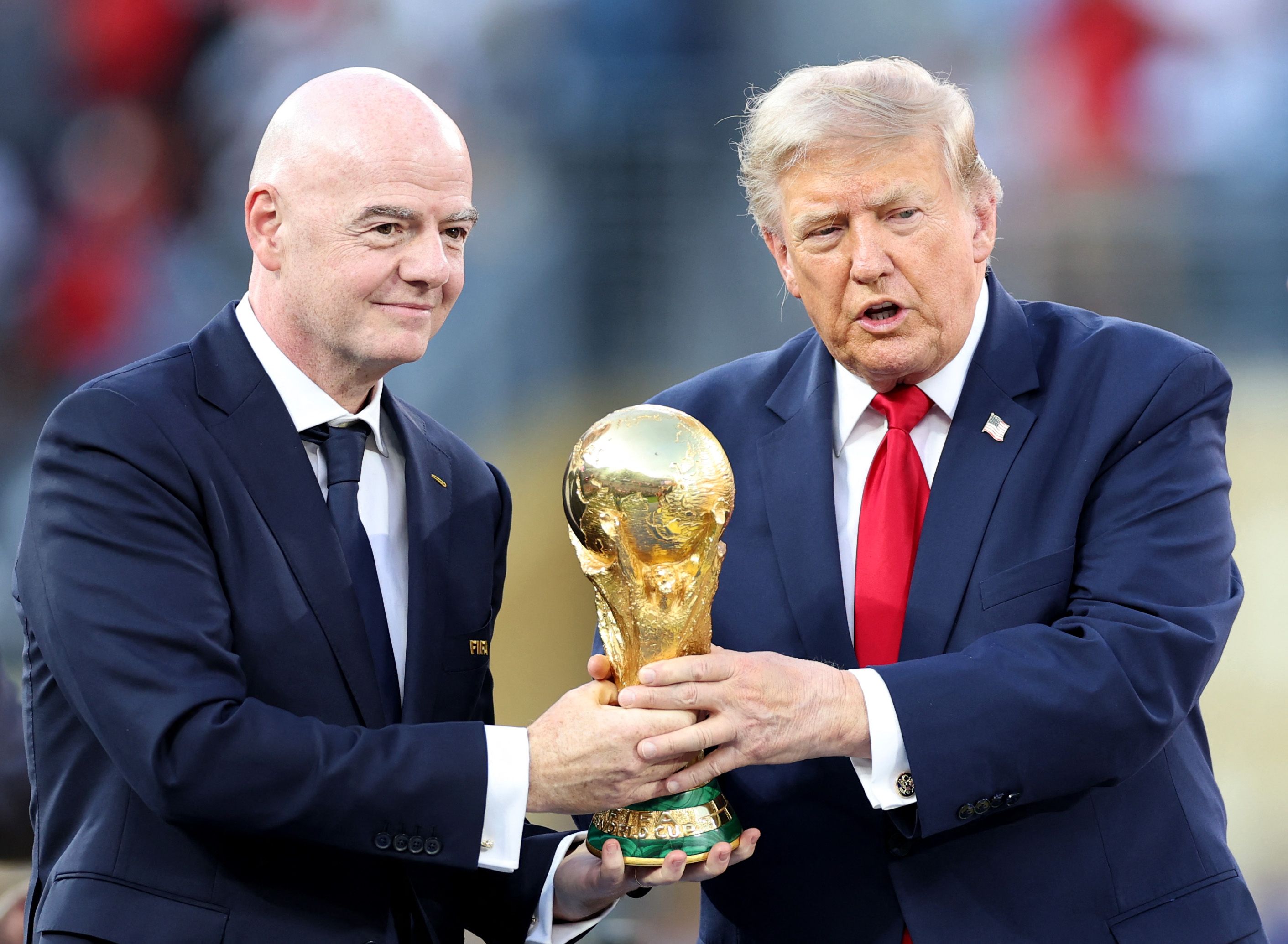 CDM: Trump prend la lumière avec les champions du monde espagnols, malgré les sifflets - 20 minutes