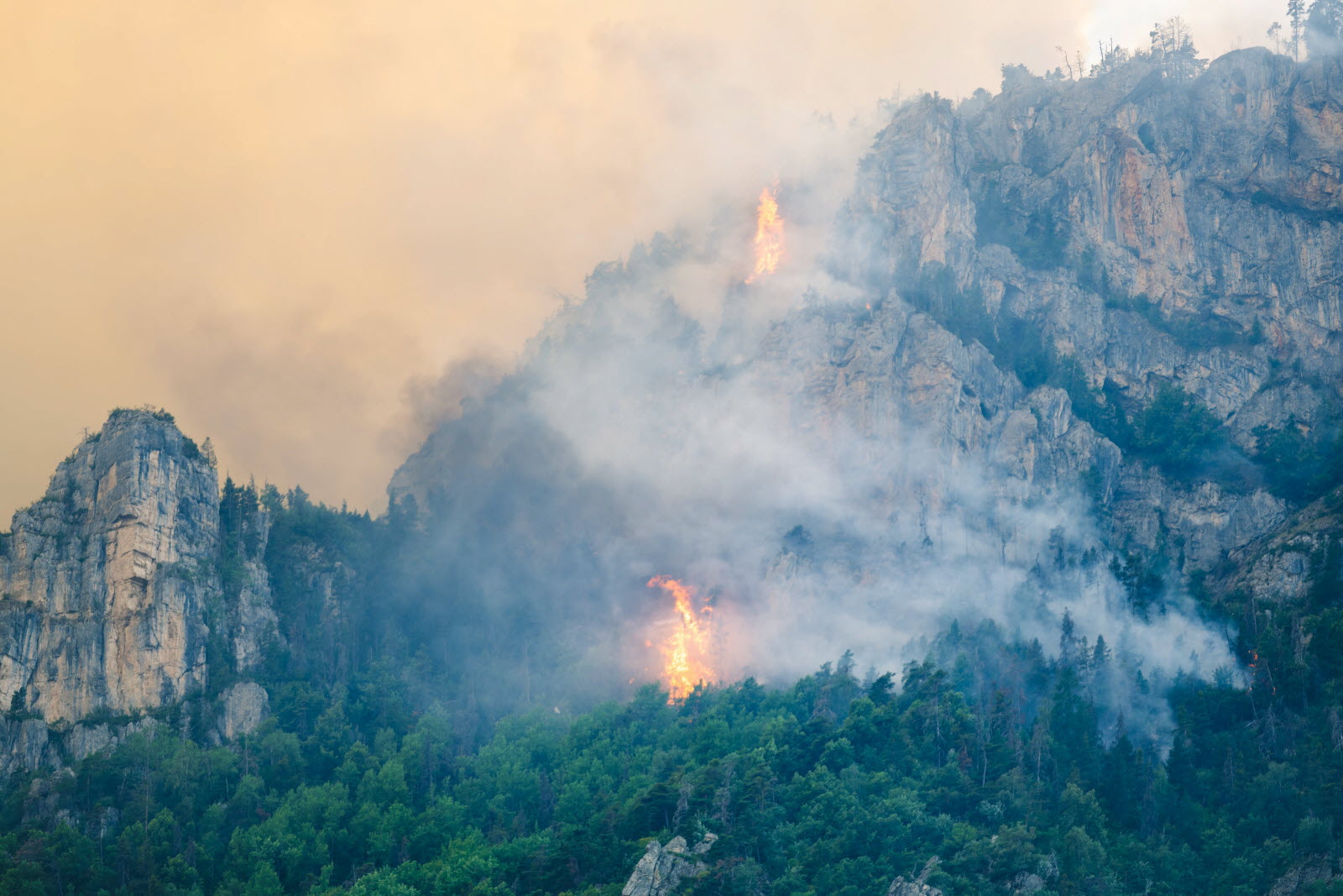 Hautes-Alpes. "Le feu se situe à des endroits complètement inaccessibles" : l'incendie qui met les secours à rude épreuve