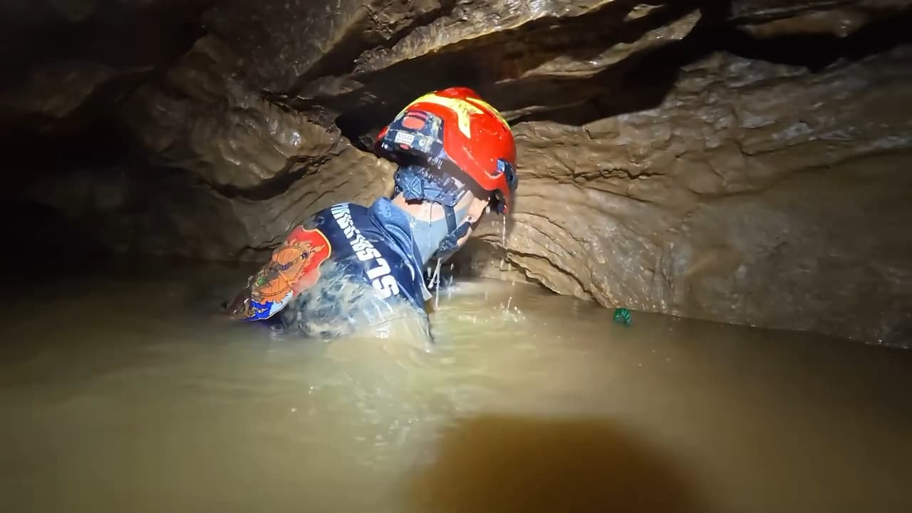 Les secours gardent "espoir" de retrouver en vie sept personnes coincées  dans une grotte depuis une semaine au Laos