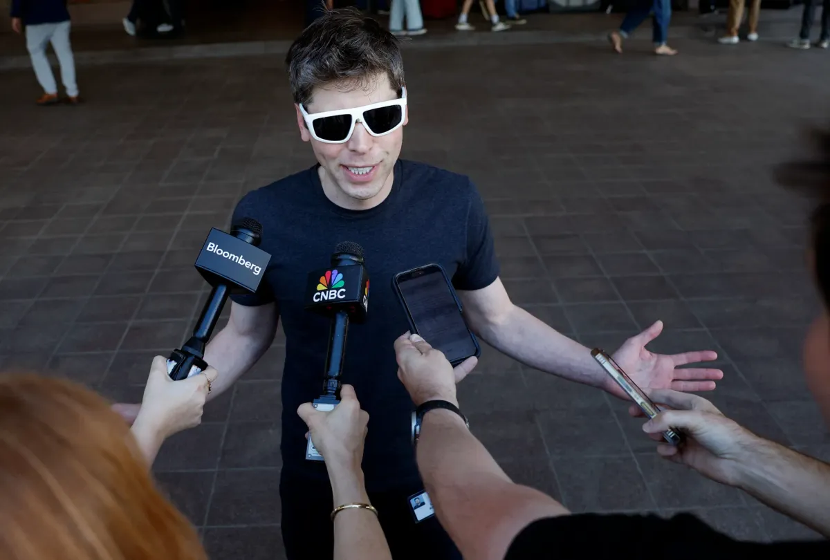 A la tête d'Open AI, qui est valorisée à 500 milliards de dollars, Sam  Altman sonne "l'alerte rouge" dans un contexte économique "défavorable" et  alors que Google revient en force