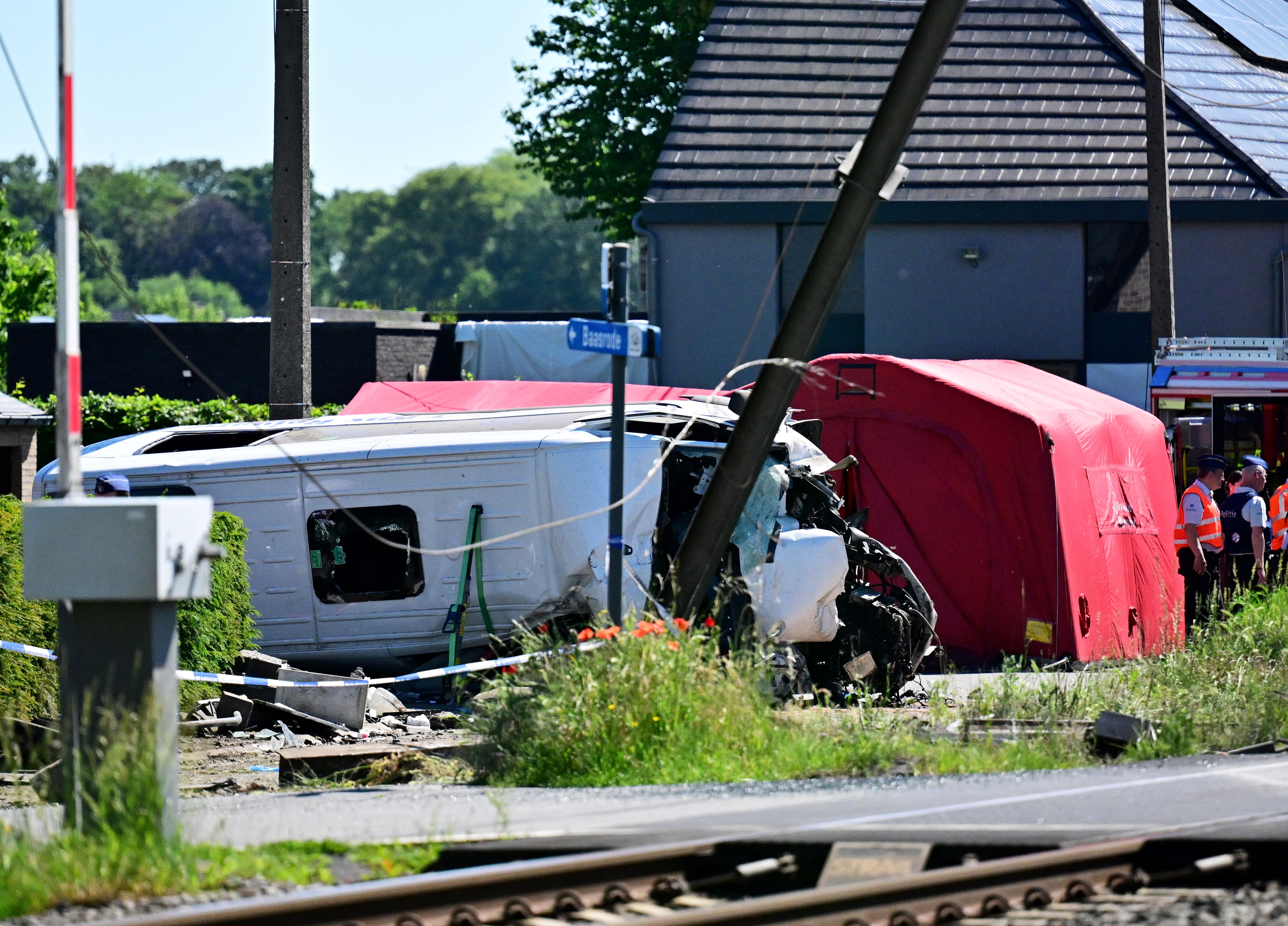 Belgique : au moins quatre morts, passage à niveau… Ce que l'on sait de l'accident  entre un car scolaire et un train – Libération