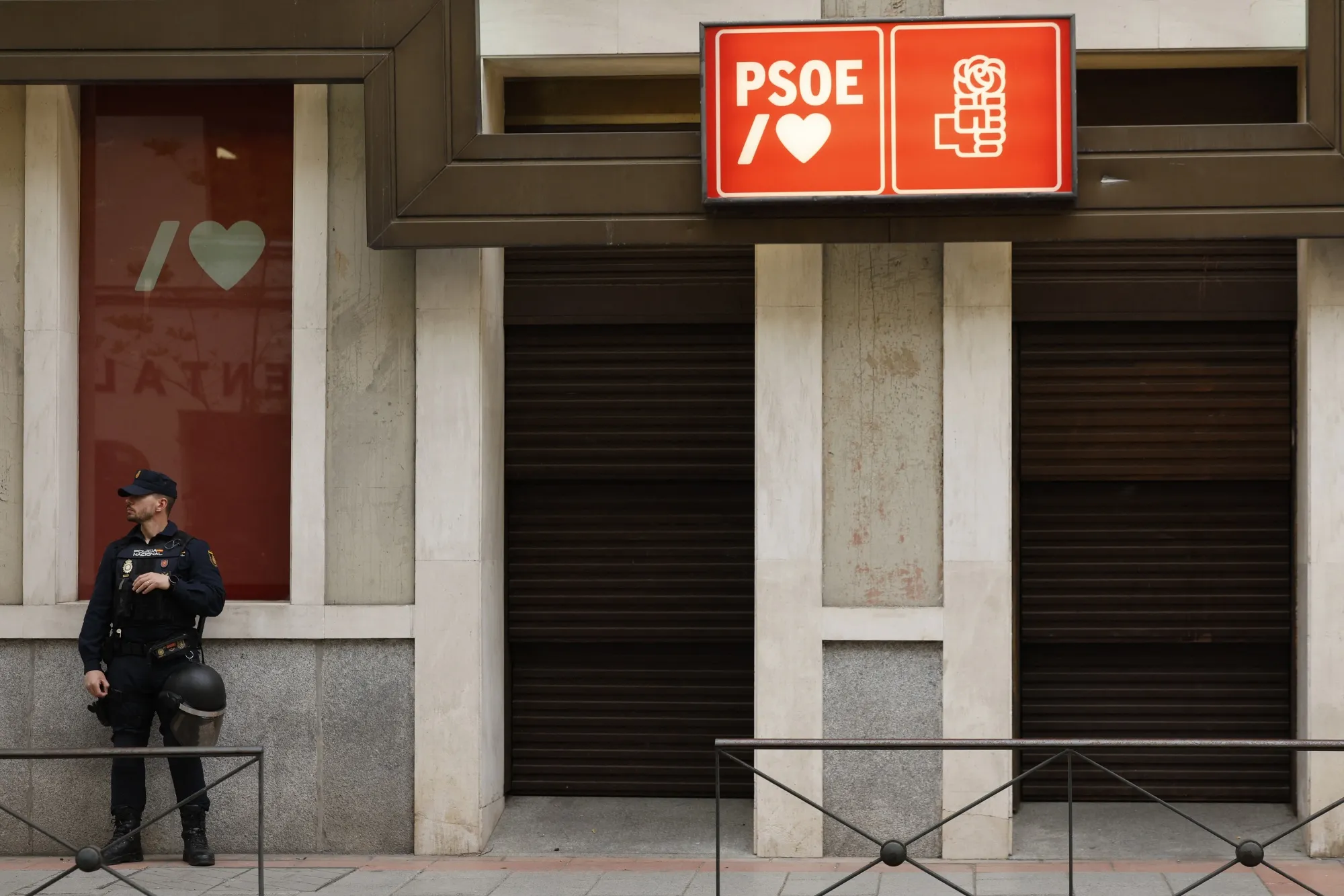 Spain's Police Search Socialist Party HQ in Widening Graft Probe - Bloomberg