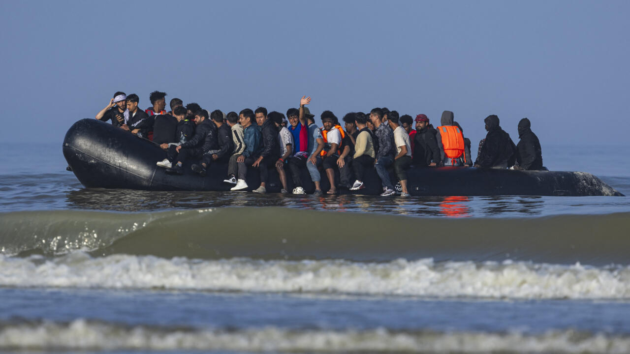 Canot de migrants crevé par les gendarmes dans la Manche : la gestion  française en question - France 24